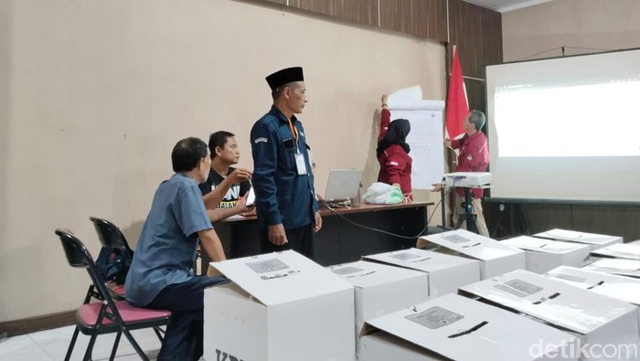 Bawaslu Gresik merekomendasikan hitung ulang di 13 TPS di 7 kecamatan.