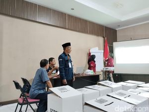 Caleg di Gresik Jangan Senang Dulu! Ada 13 TPS yang Harus Hitung Ulang