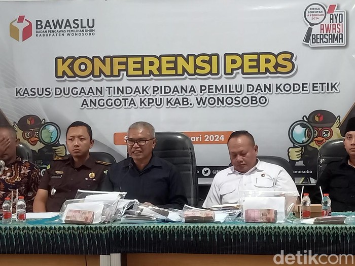 Bawaslu Wonosobo beserta tim Gakkumdu saat jumpa pers di Kantor Bawaslu Wonosobo, Jawa Tengah, Selasa (20/2/2024).