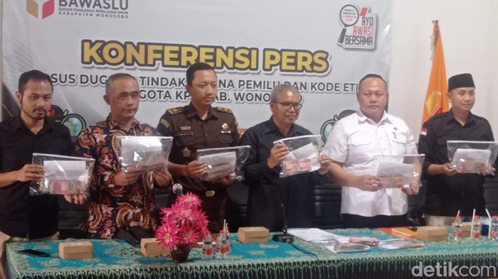 Bawaslu Wonosobo beserta tim Gakkumdu saat jumpa pers di kantor Bawaslu Wonosobo, Selasa (20/2/2024).