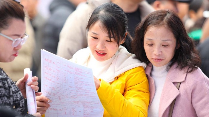 CHONGQING, CHINA - FEBRUARY 19, 2024 - Job seekers consult job information in front of a company's recruitment booth at a job fair in Chongqing, China, February 19, 2024. (Photo credit should read CFOTO/Future Publishing via Getty Images)