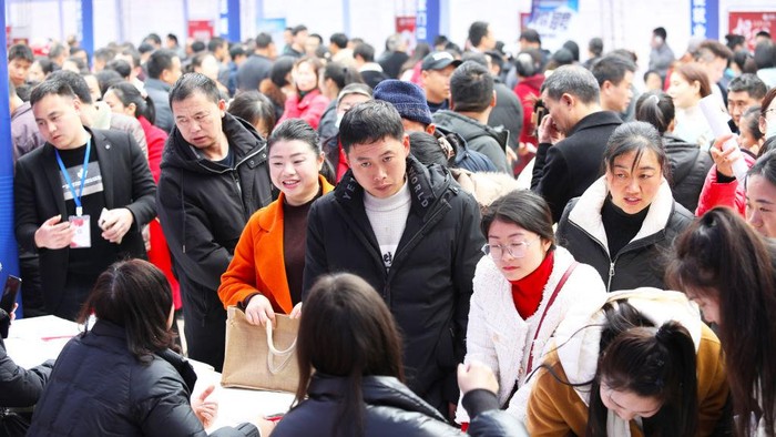 Begini Suasana Job Fair di China CHONGQING, CHINA - FEBRUARY 19, 2024 - Job seekers consult job information in front of a company's recruitment booth at a job fair in Chongqing, China, February 19, 2024. (Photo credit should read CFOTO/Future Publishing via Getty Images)