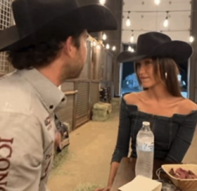 Baru-baru ini, Bella mengunggah foto kemesraan mereka di Instagramnya. Foto: dok. Instagram/@bellahadid