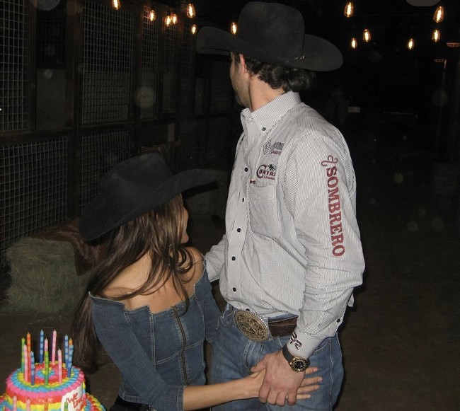 Adan Banuelos diketahui dekat dengan Bella Hadid pada Oktober 2023. Adan dan Bella dinilai serasi karena sama-sama menyukai kuda.Foto: dok. Instagram/@bellahadid