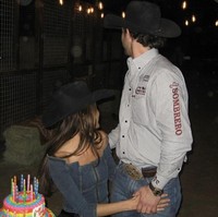 Adan Banuelos diketahui dekat dengan Bella Hadid pada Oktober 2023. Adan dan Bella dinilai serasi karena sama-sama menyukai kuda.Foto: dok. Instagram/@bellahadid