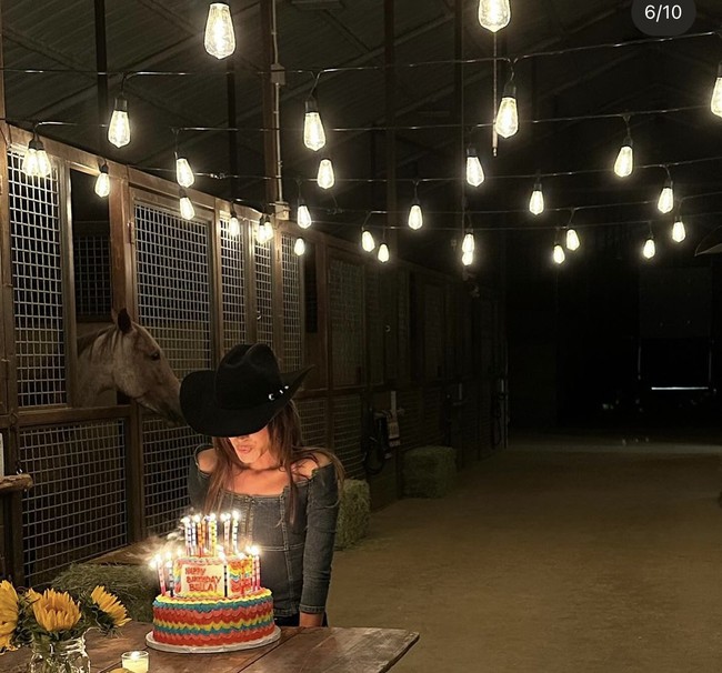 Foto tersebut adalah foto throwback pada perayaan ulang tahun Bella ke-27 pada Oktober 2023 lalu. Foto: dok. Instagram/@bellahadid