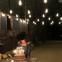 Foto tersebut adalah foto throwback pada perayaan ulang tahun Bella ke-27 pada Oktober 2023 lalu. Foto: dok. Instagram/@bellahadid