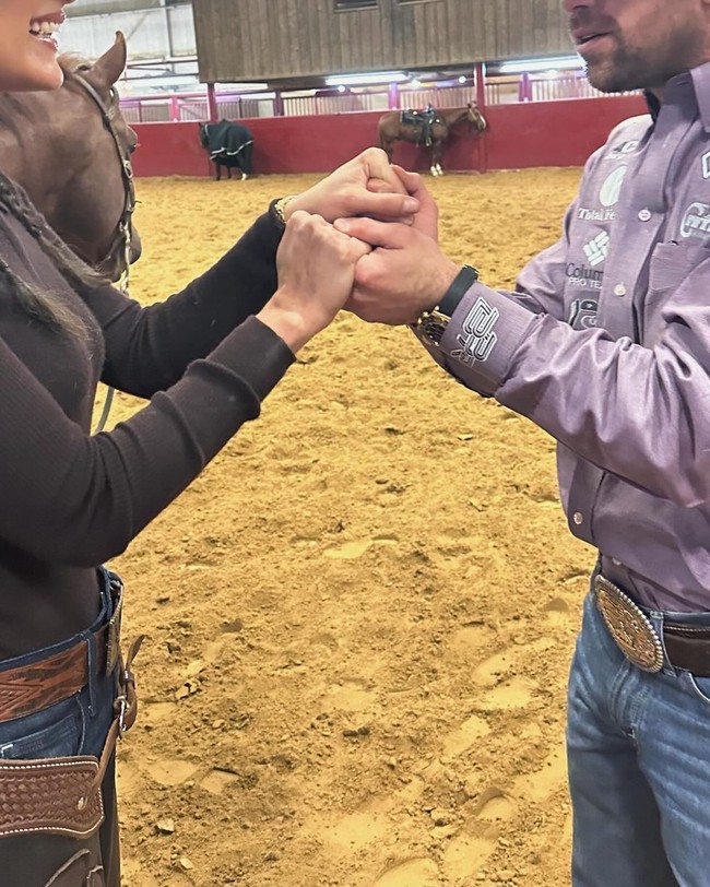 Adan Banuelos adalah coach Bella Hadid dalam berkuda. Saat pertandingan kuda yang diikuti Bella Hadid di bulan Januari tampak Adan ikut menyemangatinya. Foto: dok. Instagram/@bellahadid