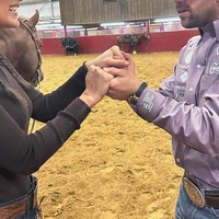 Adan Banuelos adalah coach Bella Hadid dalam berkuda. Saat pertandingan kuda yang diikuti Bella Hadid di bulan Januari tampak Adan ikut menyemangatinya. Foto: dok. Instagram/@bellahadid