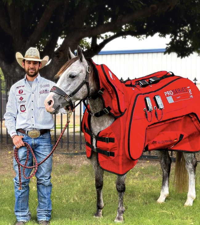 Adan adalah seorang pelatih kuda yang merupakan keturunan Mekaiko. Dia sempat mendapatkan gelar penunggang kuda termuda. Adan pun dijuluki sebagai koboi di dunia nyata. Foto: dok. Instagram/@bellahadid