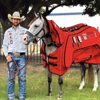 Adan adalah seorang pelatih kuda yang merupakan keturunan Mekaiko. Dia sempat mendapatkan gelar penunggang kuda termuda. Adan pun dijuluki sebagai koboi di dunia nyata. Foto: dok. Instagram/@bellahadid