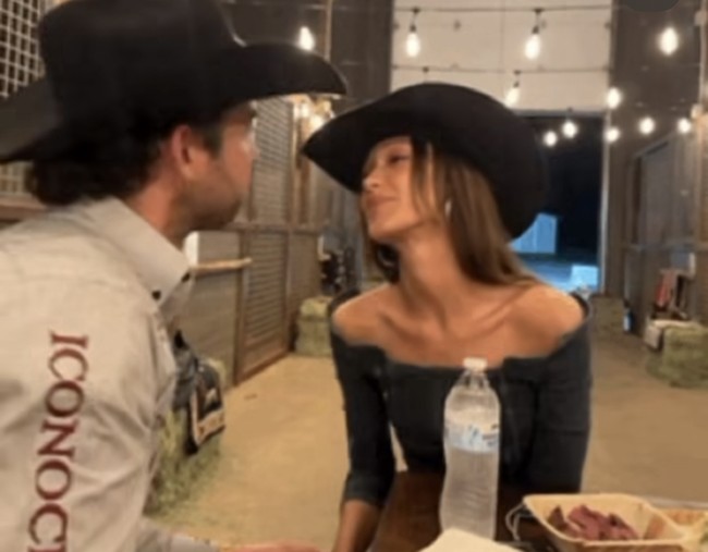 Dalam salah satu momen bahkan ada video keduanya berciuman mesra. Foto: dok. Instagram/@bellahadid