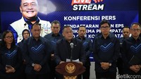 Kepala Badan Pelindungan Pekerja Migran Indonesia (BP2MI) Benny Rhamdani (tengah) dalam konferensi pers di Jakarta, Selasa (20/2/2024).
