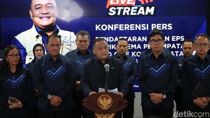Kepala Badan Pelindungan Pekerja Migran Indonesia (BP2MI) Benny Rhamdani (tengah) dalam konferensi pers di Jakarta, Selasa (20/2/2024).