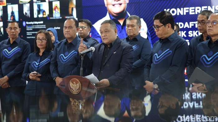 BP2MI Tambah Sektor Penempatan PMI Ke Korsel Kepala Badan Pelindungan Pekerja Migran Indonesia (BP2MI) Benny Rhamdani (tengah) dalam konferensi pers di Jakarta, Selasa (20/2/2024).