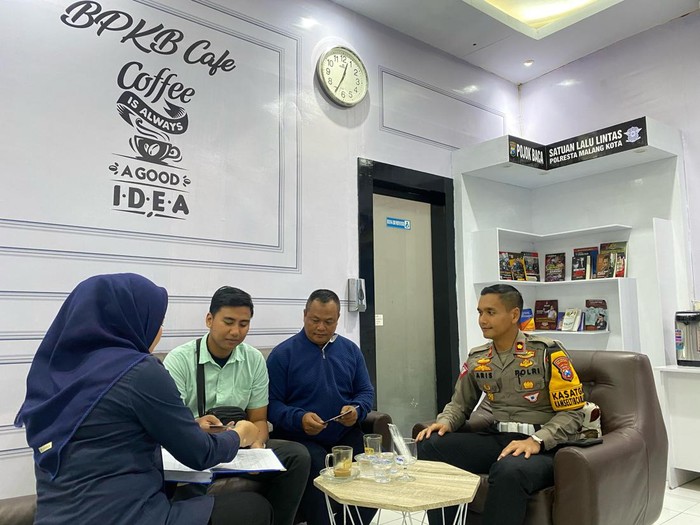 BPKB Cafe di Satlantas Polresta Malang Kota untuk memanjakan pengurus administrasi kendaraan. BPKB Cafe di Satlantas Polresta Malang Kota untuk memanjakan pengurus administrasi kendaraan.