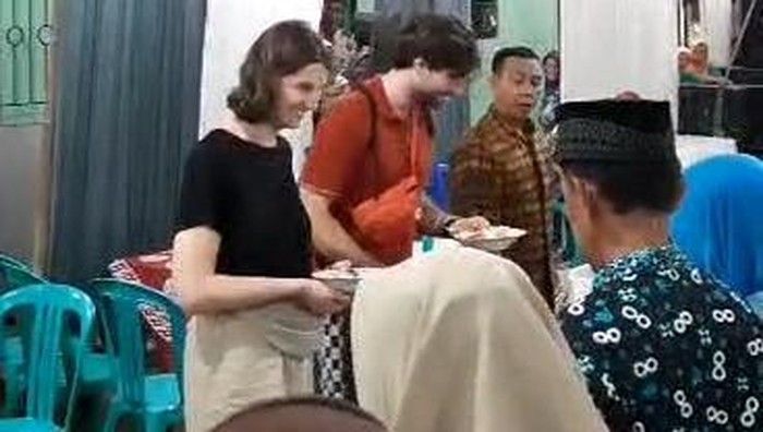 Momen dua bule nyasar di kondangan warga Kulon Progo