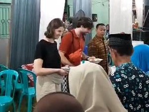 Lagi-lagi Ada Bule Nyasar ke Kondangan Warga, Penasaran Musik Jedag-jedug
