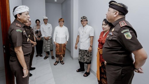 Bupati Giri Prasta (udeng hitam) mendampingi Kajati Bali Ketut Sumedana (udeng hitam) saat melihat rumah dinas eselon III Kejati Bali di Sanur, Denpasar, Senin (19/2/2024).