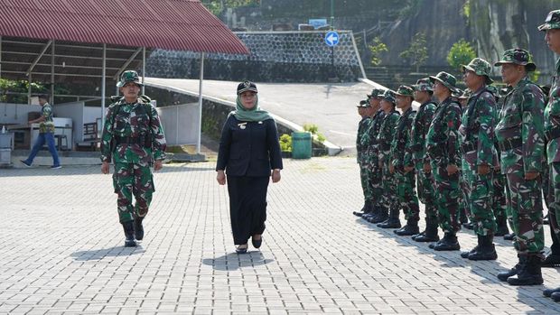 Bupati Sleman, Kustini menyerahkan alat kerja secara simbolis membuka TMMD Sengkuyung Tahap I di Kalurahan Sambirejo, Kapanewon Prambanan, Selasa (20/2/2024).