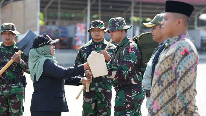 Bupati Sleman, Kustini menyerahkan alat kerja secara simbolis membuka TMMD Sengkuyung Tahap I di Kalurahan Sambirejo, Kapanewon Prambanan, Selasa (20/2/2024).