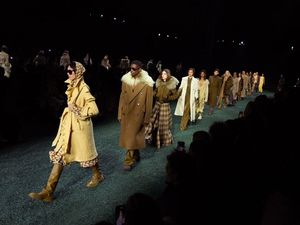 London Fashion Week Rayakan 40 Tahun, Simbol Kekuatan Inggris di Jurang Resesi