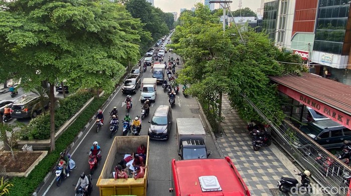 Bus Trans Semanggi Suroboyo dilaporkan terbakar.
