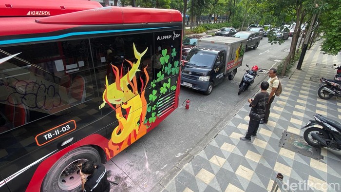 Bus Trans Semanggi Suroboyo dilaporkan terbakar.