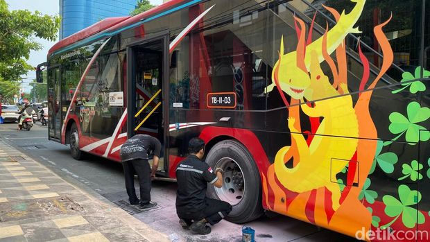 Bus Trans Semanggi Suroboyo dilaporkan terbakar.