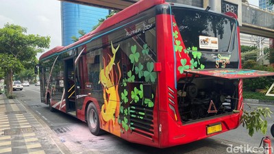 Bus Trans Semanggi Dilaporkan Terbakar  Arus Lalin Mayjen Sungkono Tersendat