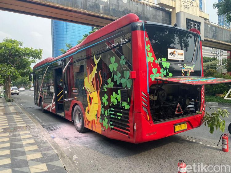 Bus Trans Semanggi Dilaporkan Terbakar  Arus Lalin Mayjen Sungkono Tersendat