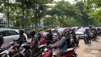 Pengguna roda dua pun terlihat dalam kepadatan arus lalu lintas.
