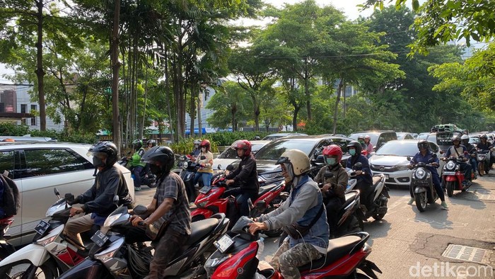 Bus Trans Semanggi Suroboyo dilaporkan terbakar.