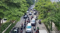 Antrean kendaraan terjadi dari lokasi bus berhenti hingga perempatan TVRI Jalan Mayjen Sungkon kurang lebih sejauh 500 meter.