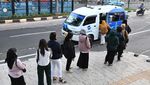Cakep! Potret Antrean Sebaris Warga Jakarta Nunggu Angkot JakLingko