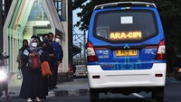Menurut penuturan penumpang perilaku tersebut merupakan inisiatif untuk menumbuhkan budaya antre dan tertib menggunakan transportasi publik di Jakarta.