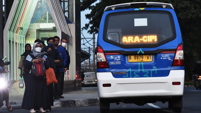 Sejumlah penumpang antre saat akan menaiki JakLingko di Stasiun Klender Baru, Jakarta Timur, Senin (19/2/2024). Menurut penuturan penumpang perilaku tersebut merupakan inisiatif untuk menumbuhkan budaya antre dan tertib menggunakan transportasi publik di Jakarta. ANTARA FOTO/ Fakhri Hermansyah/aww.