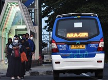 Cakep! Potret Antrean Sebaris Warga Jakarta Nunggu Angkot JakLingko