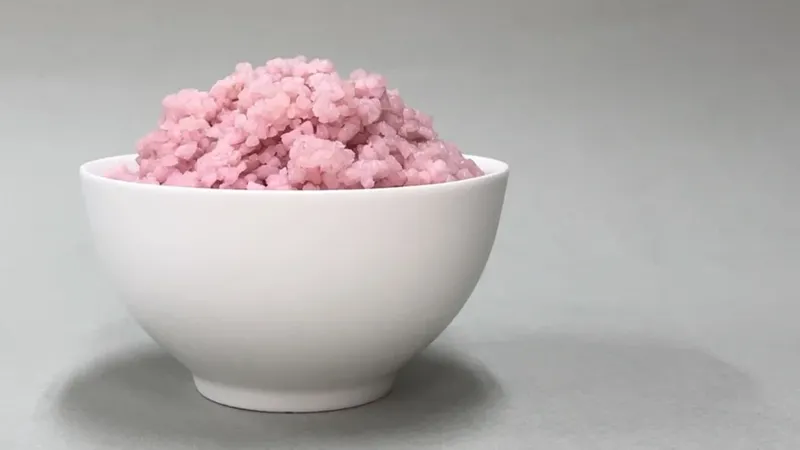 Cantik! Nasi Warna Pink Ini Ternyata Diinfus Protein Daging Sapi