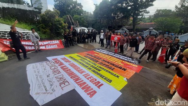 Aksi massa mengelar demo di depan PN Jepara, Selasa (20/2/2024).