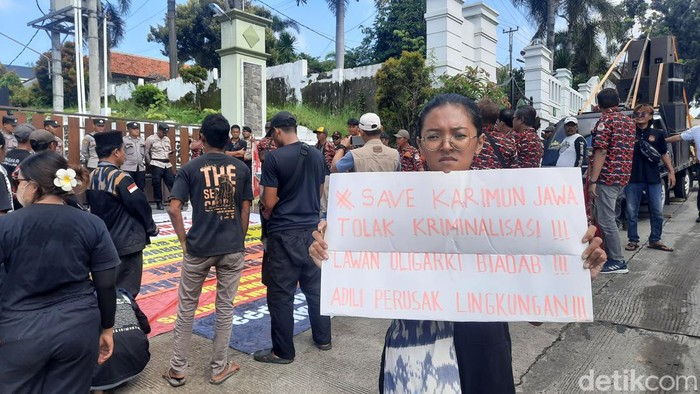 Aksi massa mengelar demo di depan PN Jepara, Selasa (20/2/2024).