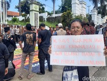Minta Terdakwa UU ITE Daniel Dibebaskan, Warga Karimunjawa Demo di PN Jepara