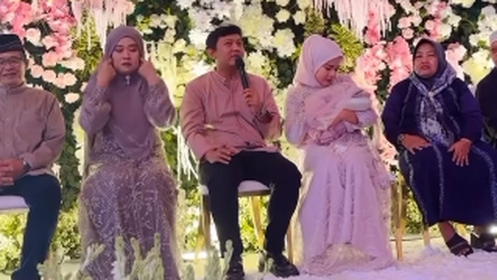 Penyanyi asal Jawa Timur Denny Caknan dan sang istri Bella Bonita mengumumkan nama anak pertama mereka. Nama sang putri yang lahir Senin (5/2/2024) itu terdiri dari 3 kata penuh makna.