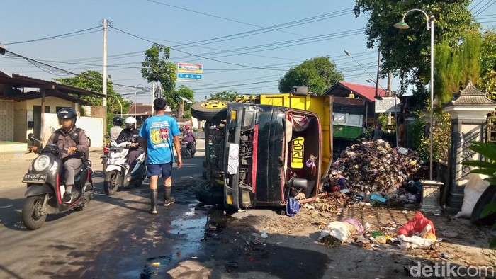 Dump truk muatan sampah terguling di jalan Karangwuni-Pedan, Desa Cetan, Ceper, Klaten, Selasa (20/2/2024).