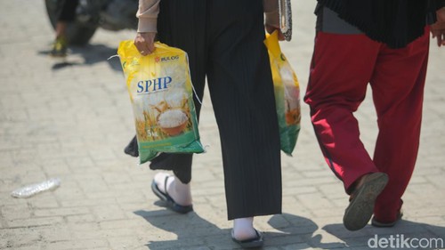 Stok beras murah Stabilisasi Pasokan Harga Pasar (SPHP) di Kantor kecamatan Babelanm Bekasi sebanyak 10 ton ludes. Banyak warga kecewa akibat tak kebagian beras murah.