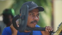Warga yang hendak membeli harus antre untuk membeli kupon dan menukarkannya di depan truk.