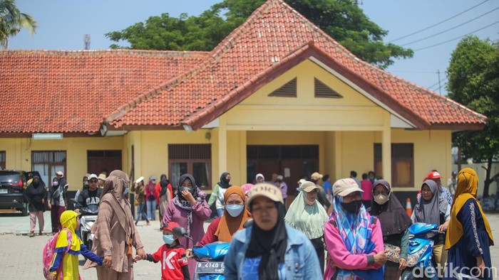 Ekspresi Kecewa Warga Babelan Tak Kebagian Beras Murah Stok beras murah Stabilisasi Pasokan Harga Pasar (SPHP) di Kantor kecamatan Babelanm Bekasi sebanyak 10 ton ludes. Banyak warga kecewa akibat tak kebagian beras murah.