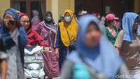 Warga sebelumnya mengikuti antrean beras murah SPHP di Kantor Kecamatan Babelan, Bekasi, Selasa, (20/2/2024).