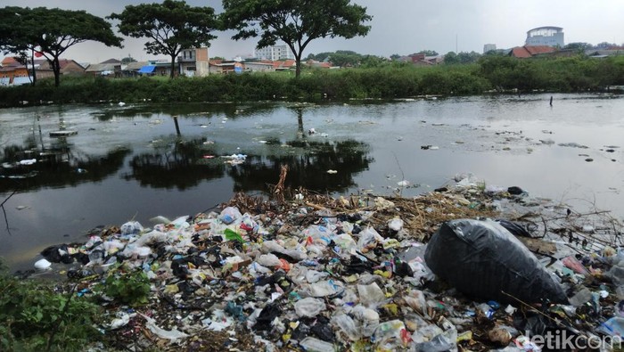 Empang di Kampung Samadikun Selatan yang diuruk dengan sampah.