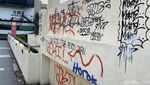 Aksi Vandalisme Bikin JPO di Surabaya Kumuh